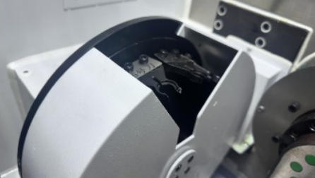 Semi-circular disc servo tool magazine
